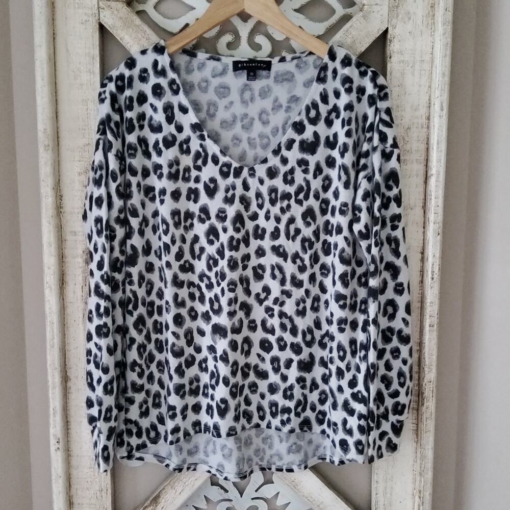 Gibsonlook Women Long Sleeve V-neck Fleece Top Ivory Black Snow Leopard Print XS